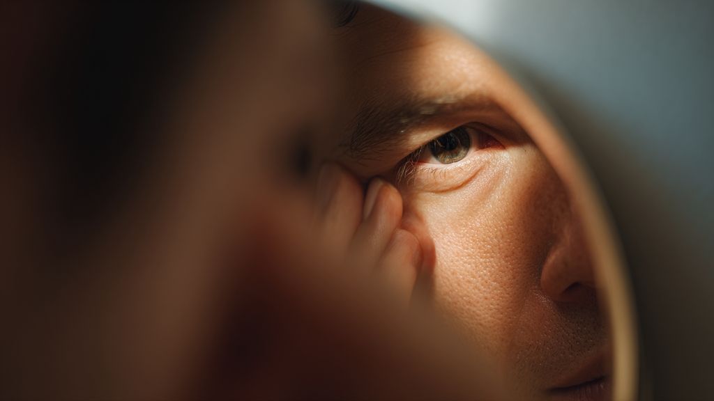Comment reconnaître et traiter efficacement un petit bouton blanc visage