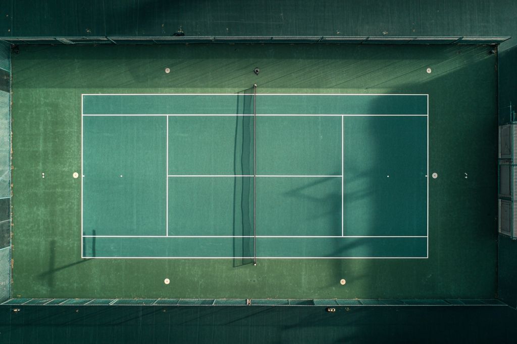 Dimensions officielles et surface réglementaire d’un terrain de tennis pour simple et double